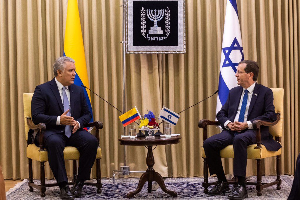 Israeli Prime Minister Benjamin Netanyahu
shakes hands with Colombian President Ivan Duque 